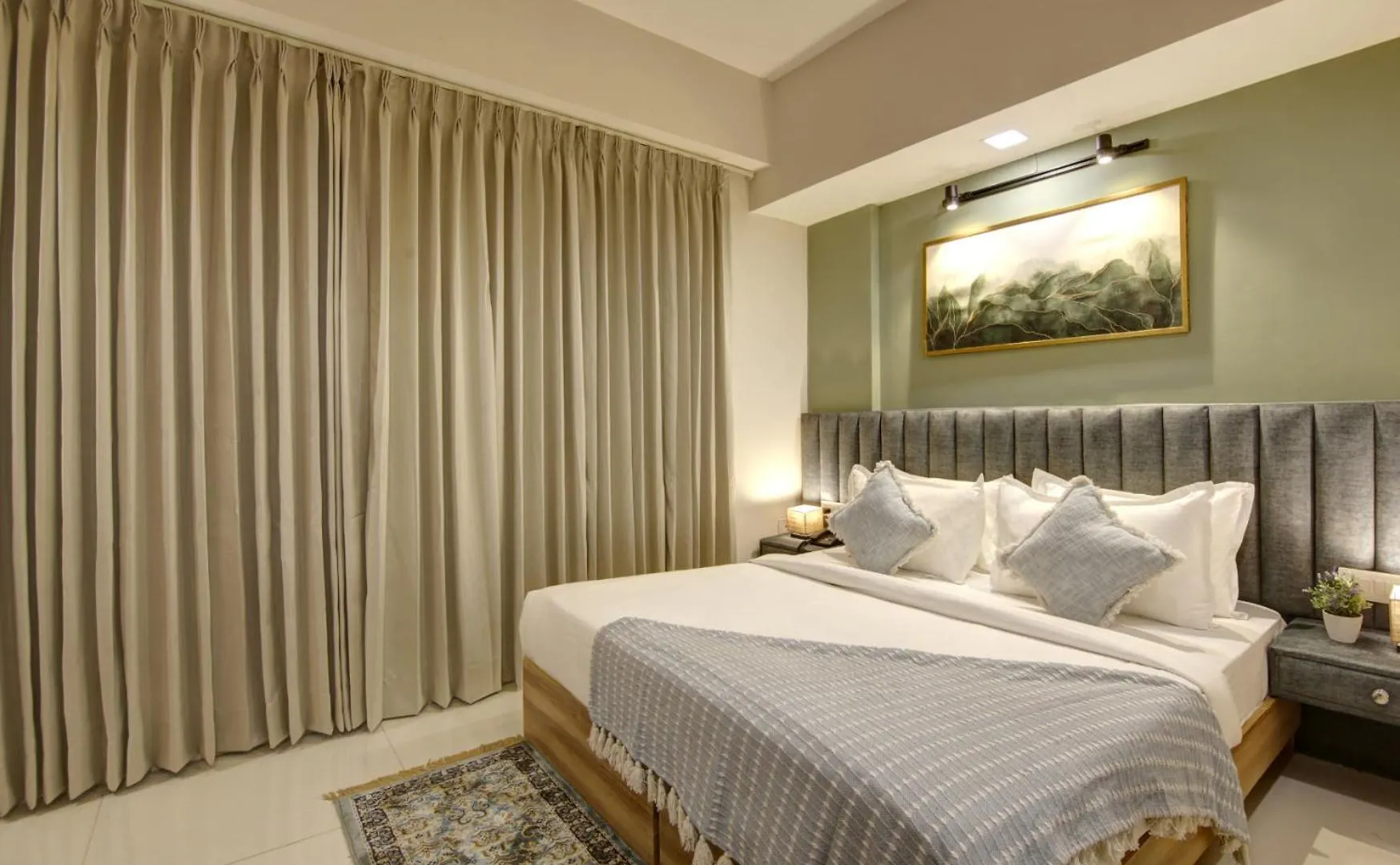 Saltstayz Premier Executive Serviced Apartment - Golf Course Extension Road Gurgaon 0*,  India