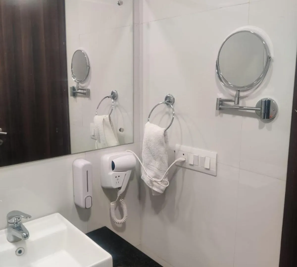Saltstayz Premier Executive Serviced Apartment - Golf Course Extension Road Gurgaon 0*,